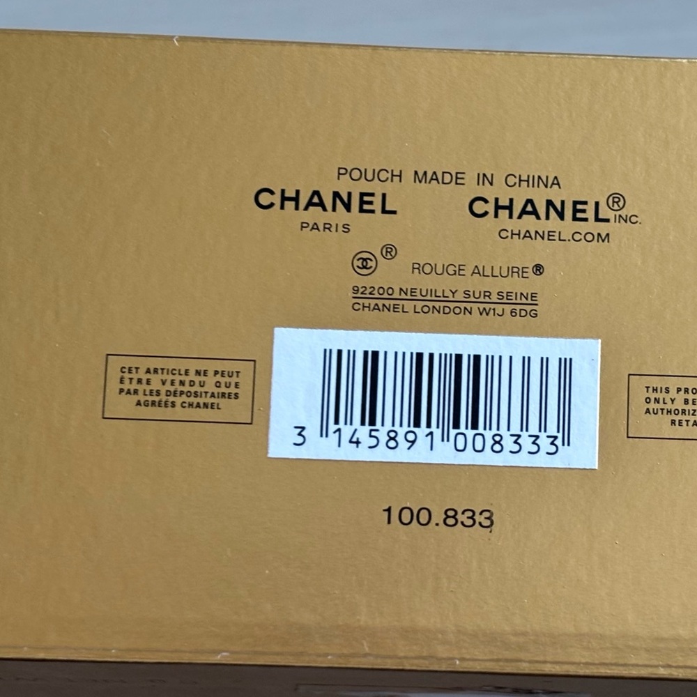 CHANEL White and Gold cosmetic bag - Picture 8 of 8